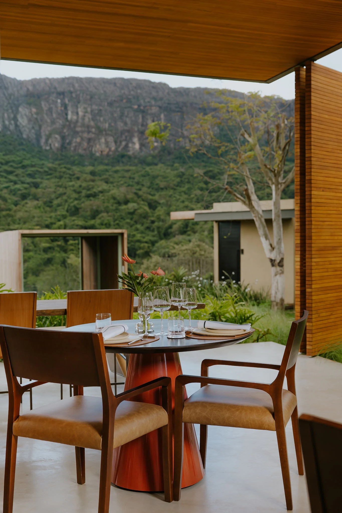 Mesa posta na varanda do café, com a Serra de São José ao fundo