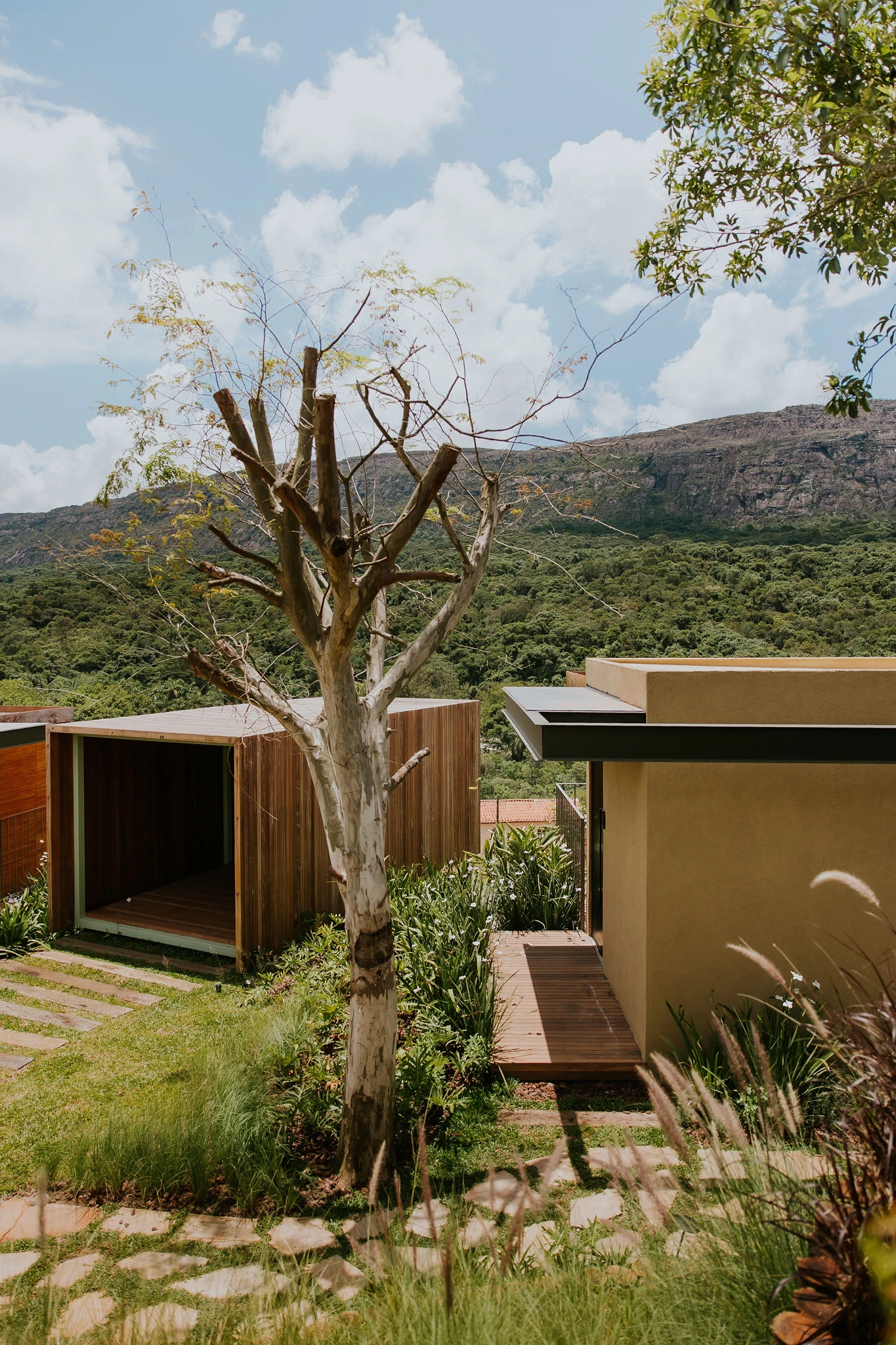 Bowi Hotel Conceito entre jardins e a Serra de São José, em Tiradentes/MG