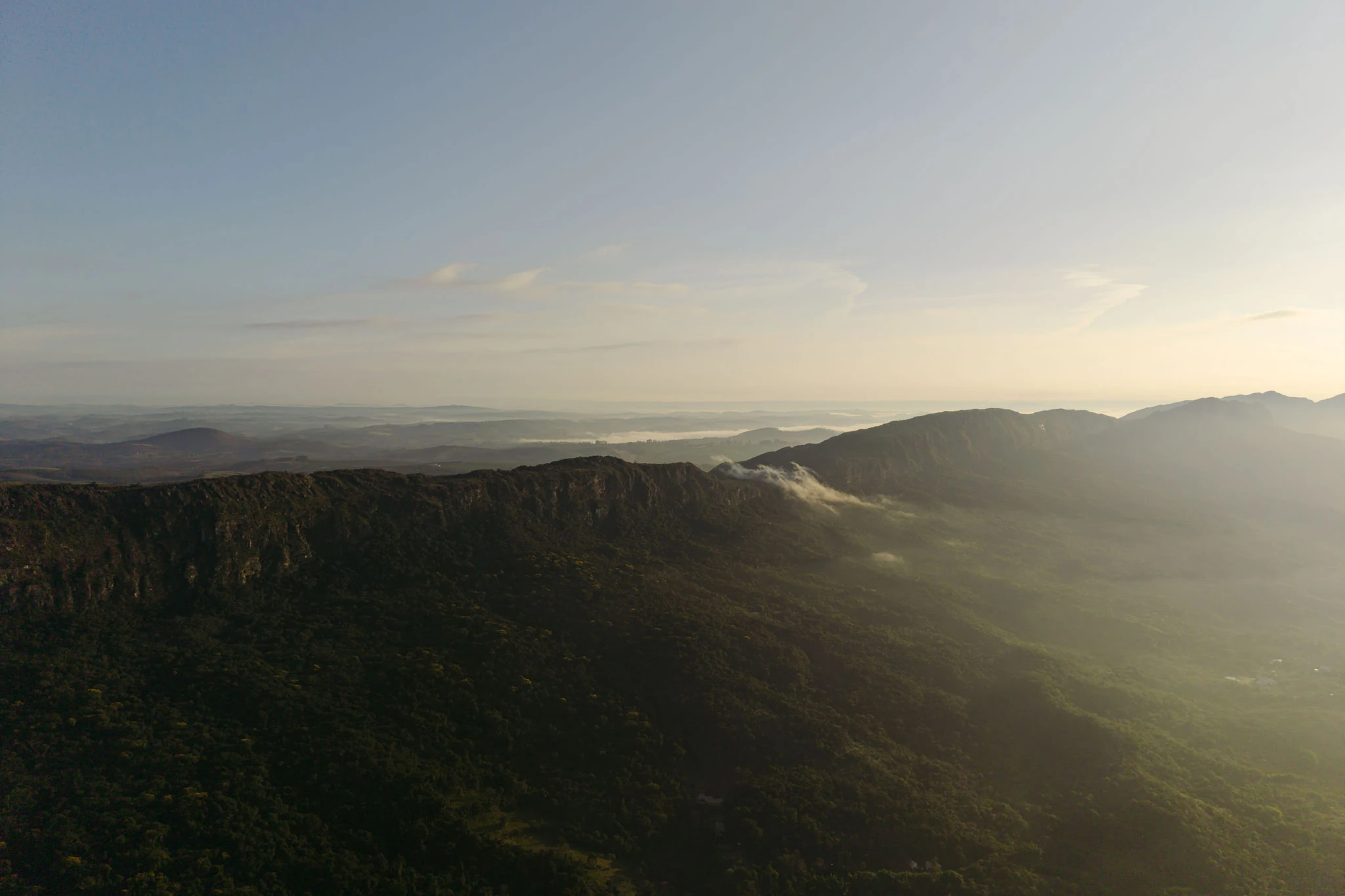 A Serra de São José vista do alto ao amanhecer, com névoa no vale