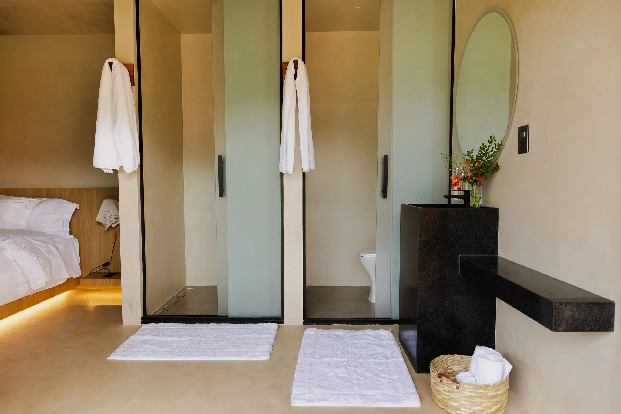 Banho da Suíte com Vista para a Montanha, com chuveiro e lavabo atrás das portas de vidro