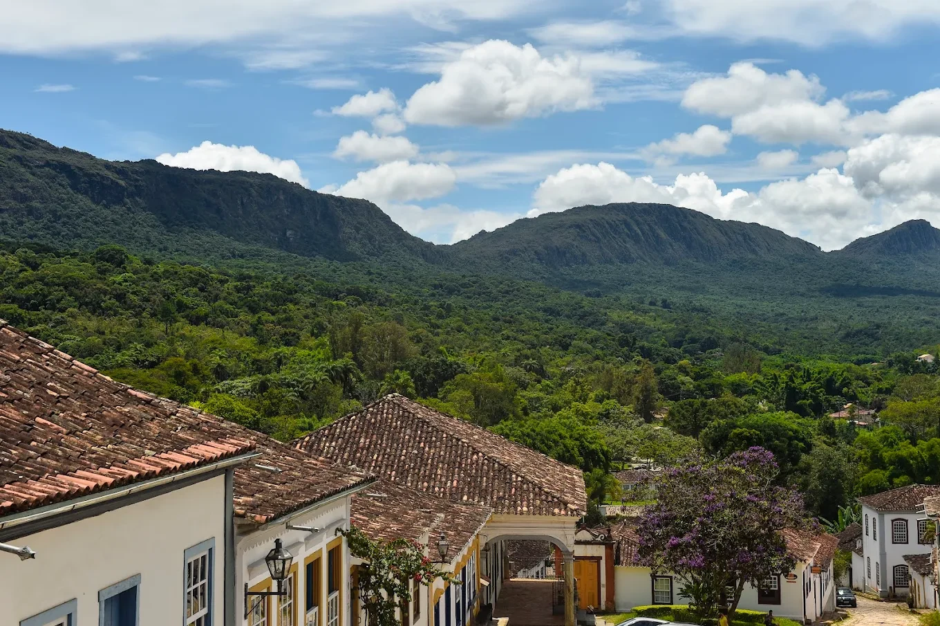 Telhados do casario colonial de Tiradentes com a Serra de São José ao fundo