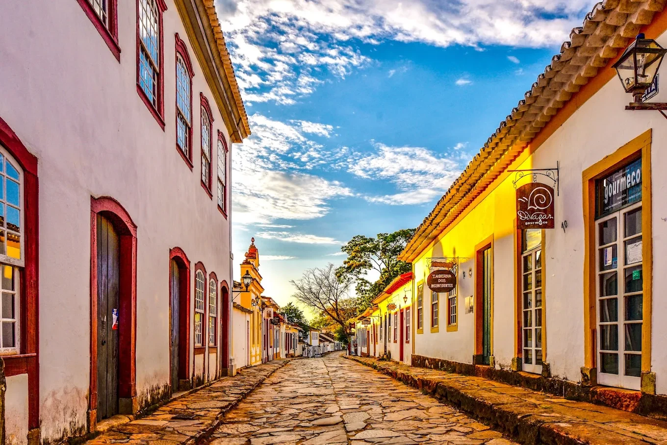 Rua de pedra do centro histórico de Tiradentes, entre casario colonial e lampiões